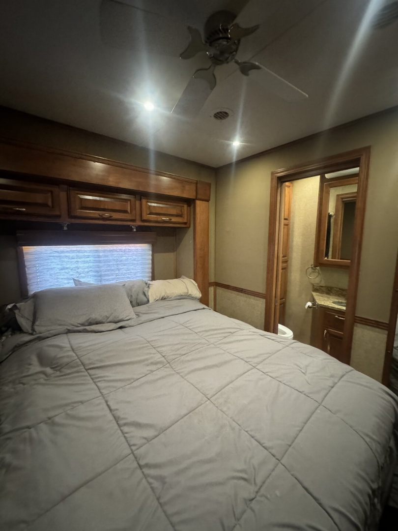 Used 2015 Showhauler 45’ Tandem Axle Motorcoach