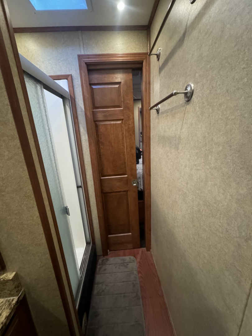 Used 2015 Showhauler 45’ Tandem Axle Motorcoach