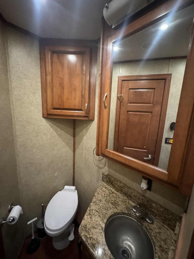 Used 2015 Showhauler 45’ Tandem Axle Motorcoach