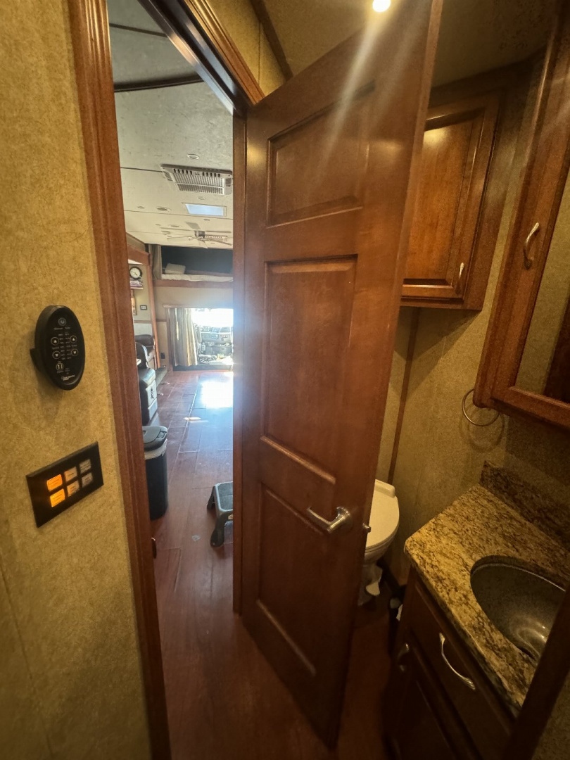 Used 2015 Showhauler 45’ Tandem Axle Motorcoach