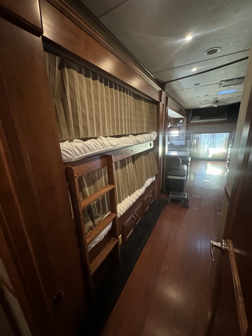 Used 2015 Showhauler 45’ Tandem Axle Motorcoach