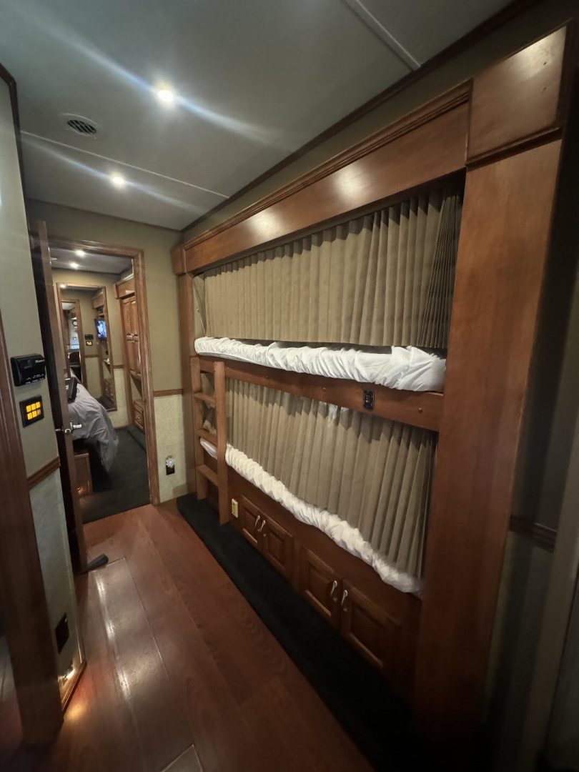 Used 2015 Showhauler 45’ Tandem Axle Motorcoach