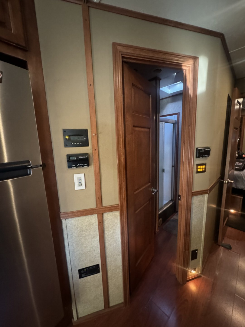 Used 2015 Showhauler 45’ Tandem Axle Motorcoach