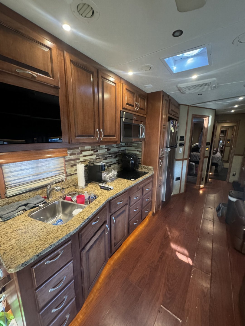 Used 2015 Showhauler 45’ Tandem Axle Motorcoach
