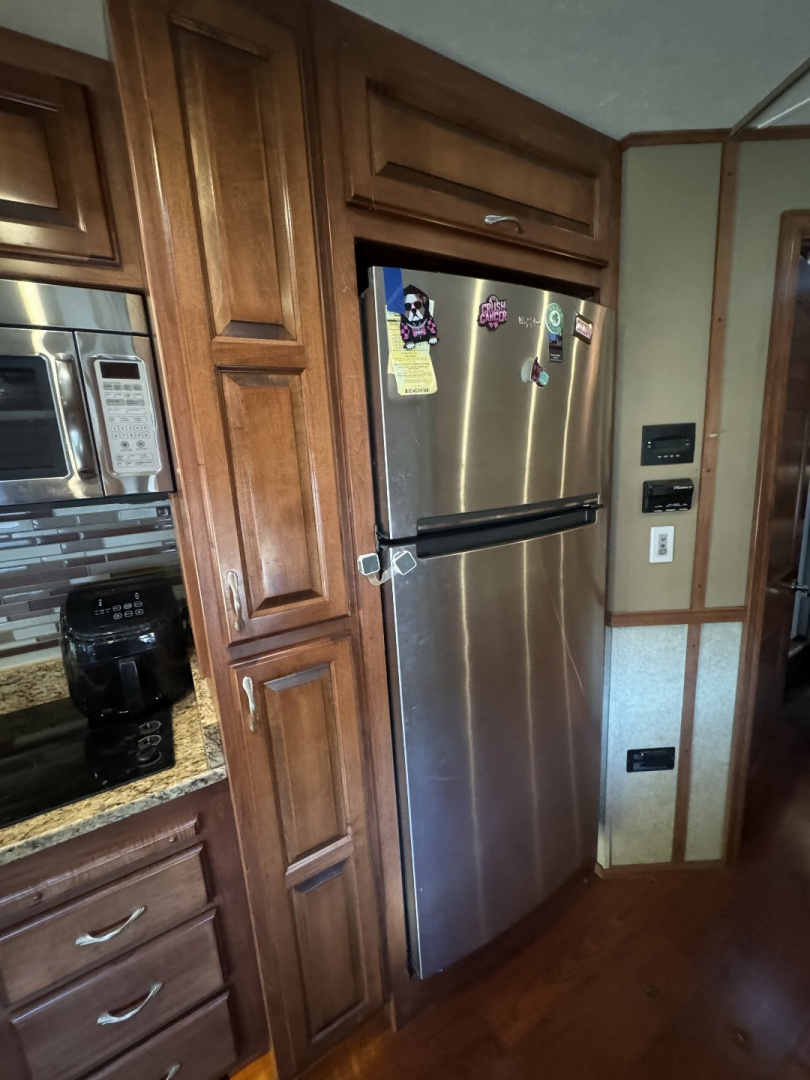 Used 2015 Showhauler 45’ Tandem Axle Motorcoach