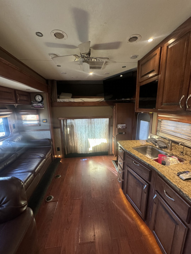 Used 2015 Showhauler 45’ Tandem Axle Motorcoach