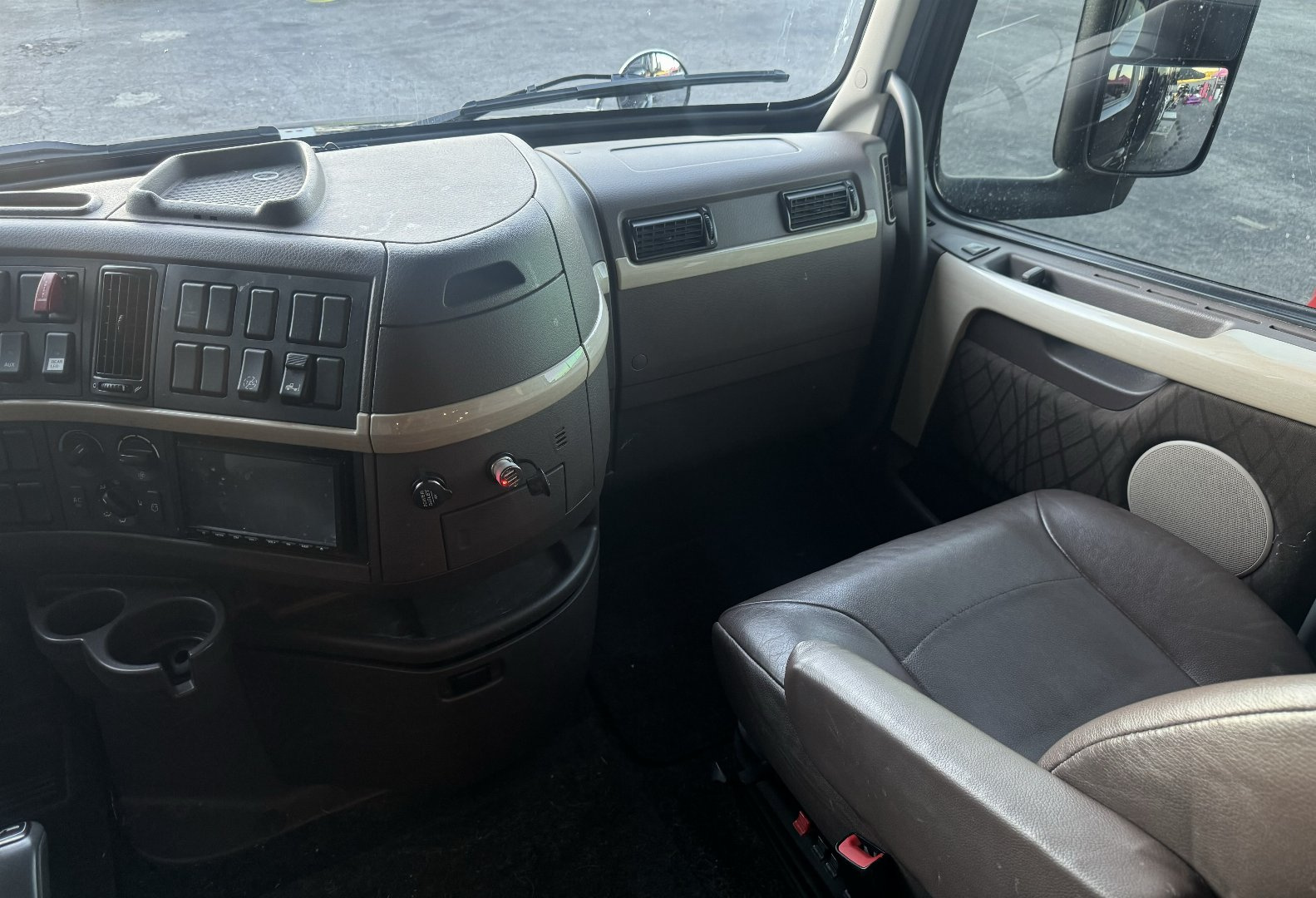 Used 2015 Showhauler 45’ Tandem Axle Motorcoach