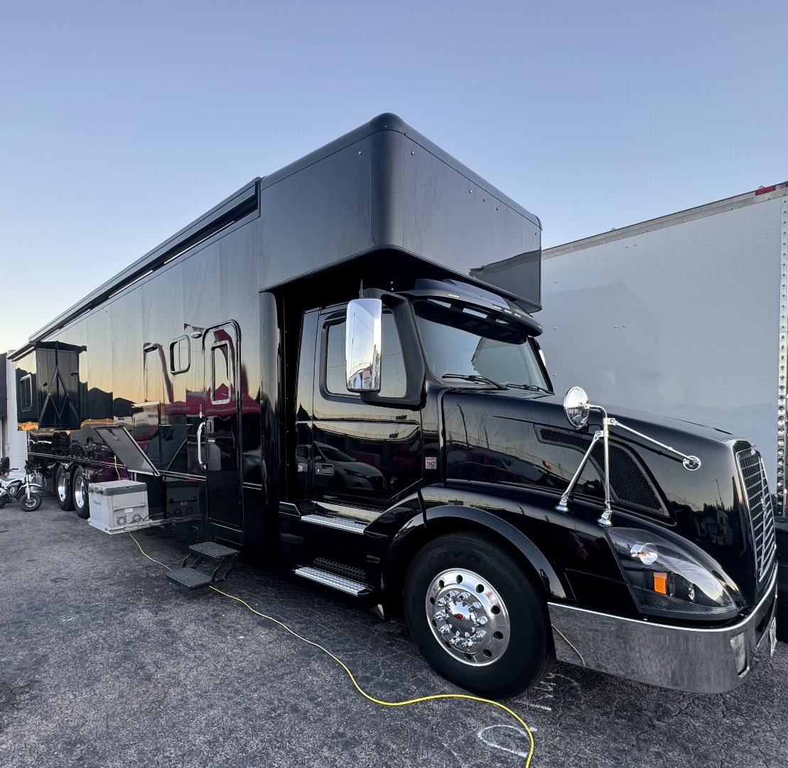 Used 2015 Showhauler 45’ Tandem Axle Motorcoach