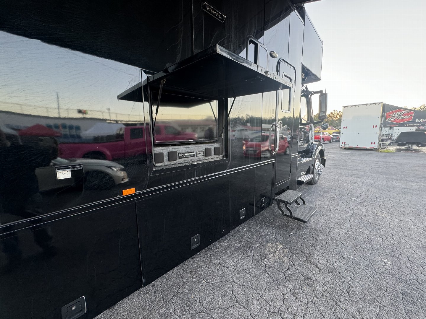 Used 2015 Showhauler 45’ Tandem Axle Motorcoach
