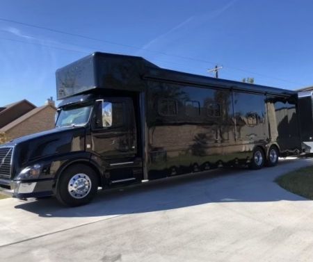 Used 2015 Showhauler 45’ Tandem Axle Motorcoach