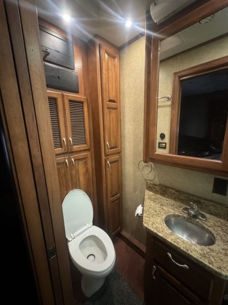 Used 2015 Showhauler 45’ Tandem Axle Motorcoach