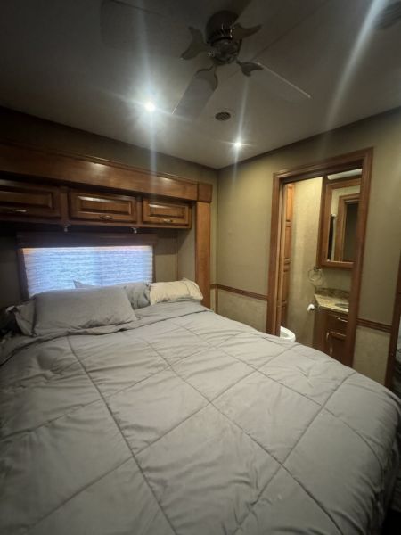 Used 2015 Showhauler 45’ Tandem Axle Motorcoach