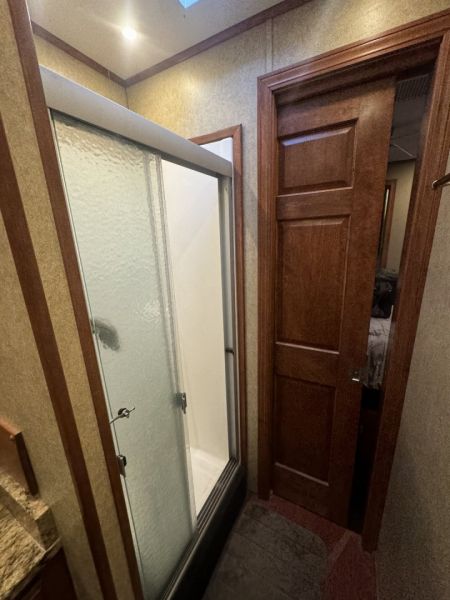 Used 2015 Showhauler 45’ Tandem Axle Motorcoach