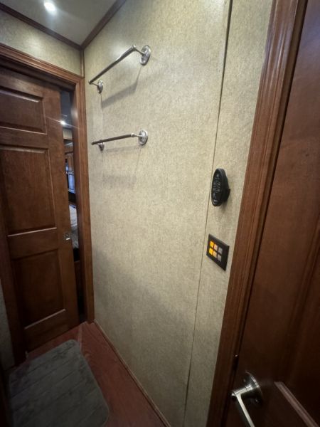 Used 2015 Showhauler 45’ Tandem Axle Motorcoach