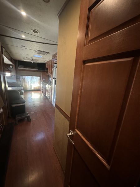 Used 2015 Showhauler 45’ Tandem Axle Motorcoach