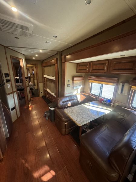 Used 2015 Showhauler 45’ Tandem Axle Motorcoach