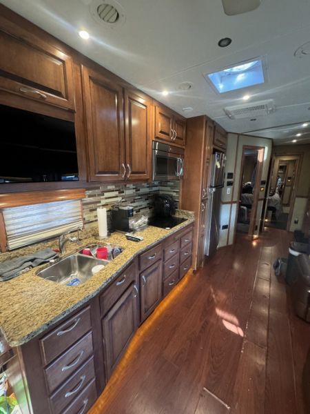 Used 2015 Showhauler 45’ Tandem Axle Motorcoach