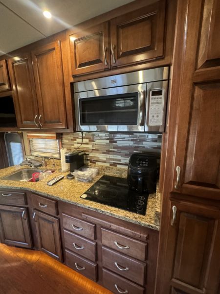 Used 2015 Showhauler 45’ Tandem Axle Motorcoach