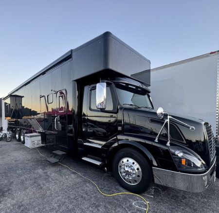 Used 2015 Showhauler 45’ Tandem Axle Motorcoach