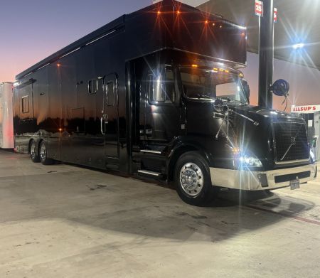 Used 2015 Showhauler 45’ Tandem Axle Motorcoach
