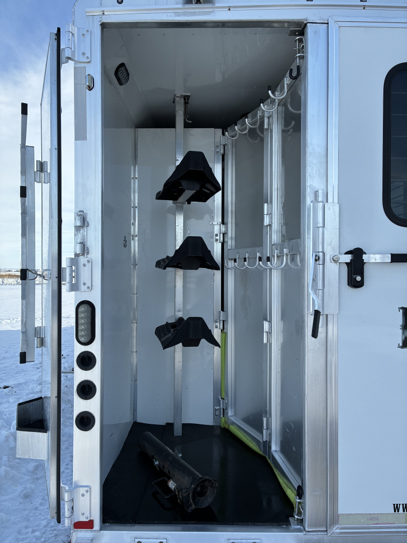 Used 2017 Lakota Charger 3H 11'LQ Horse Trailer