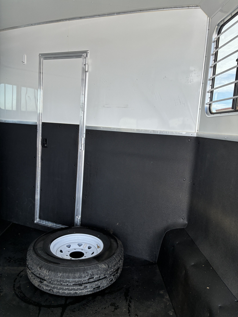 Used 2017 Lakota Charger 3H 11'LQ Horse Trailer