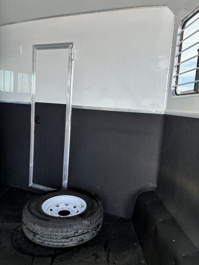 Used 2017 Lakota Charger 3H 11'LQ Horse Trailer