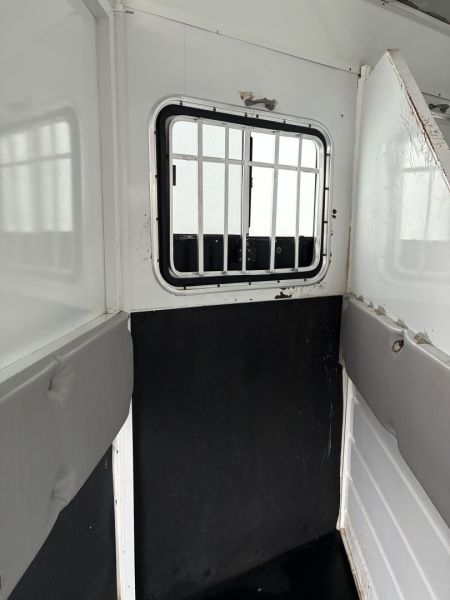 Used 2007 Bison Trailers 3 Horse 8'6" Living Quarter Horse Trailer