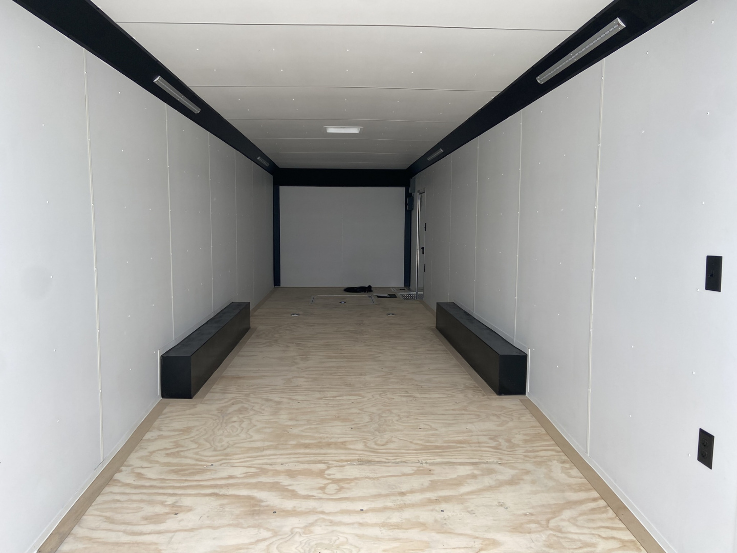New United LIM 8.5X28 RACING TRAILER