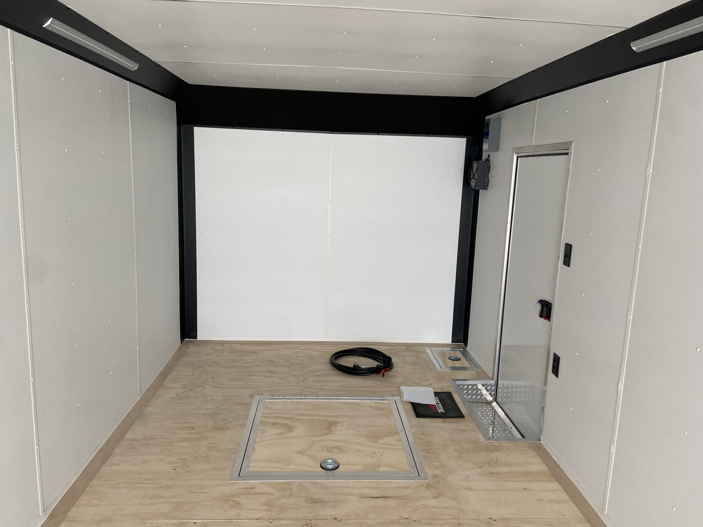 New United LIM 8.5X28 RACING TRAILER