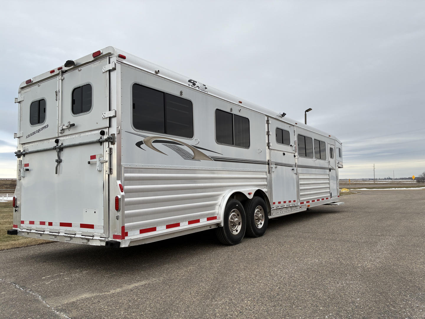 Used 2007 4-Star 6-7 Head to Head Horse Trailer