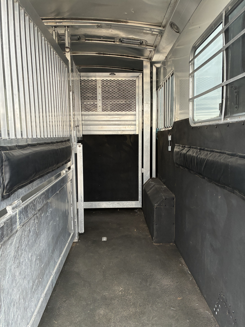 Used 2007 4-Star 6-7 Head to Head Horse Trailer