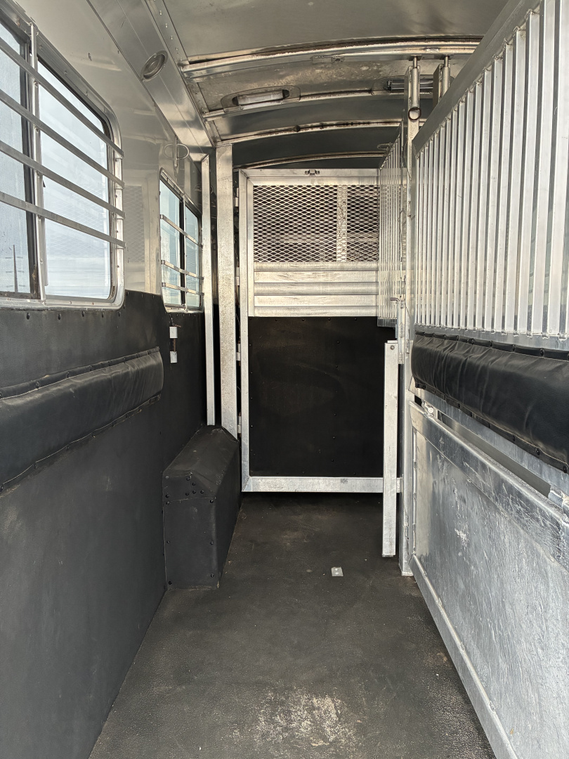 Used 2007 4-Star 6-7 Head to Head Horse Trailer