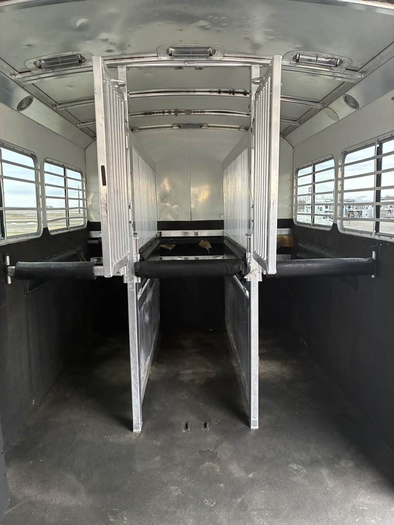 Used 2007 4-Star 6-7 Head to Head Horse Trailer