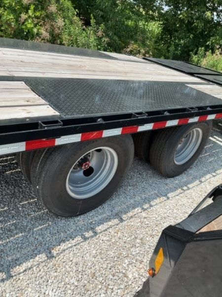 New 2026 Sure-Trac 8.5 x 30 (25+5) 25.9K HD Low Profile Gooseneck Beavertail w/ Hydraulic Landing Gear Deckover Trailer