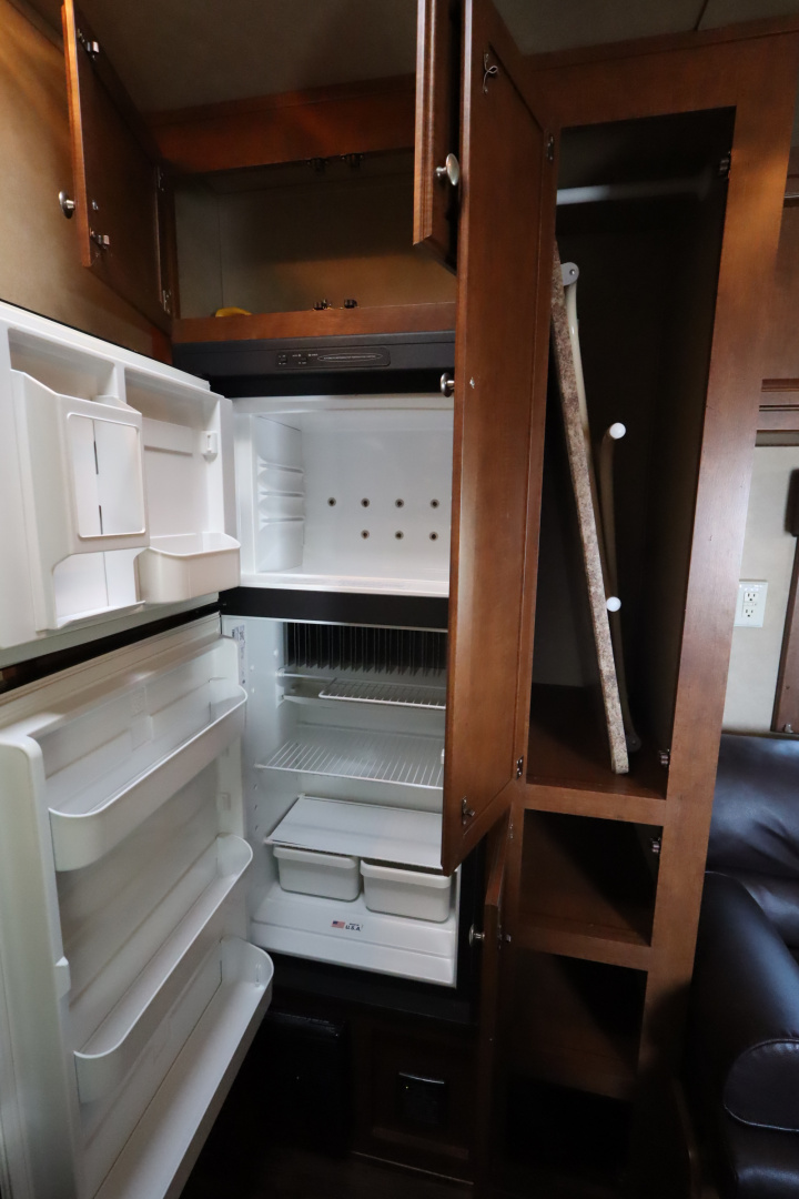 Used 2014 Bison Trailers 4Horse LQ Horse Trailer
