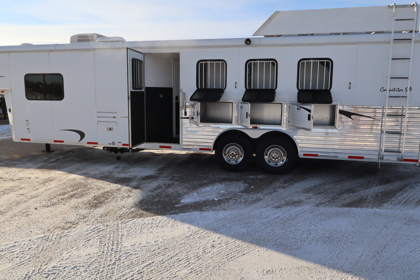 Used 2014 Bison Trailers 4Horse LQ Horse Trailer