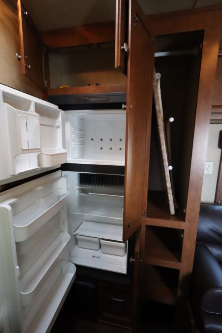 Used 2014 Bison Trailers 4Horse LQ Horse Trailer