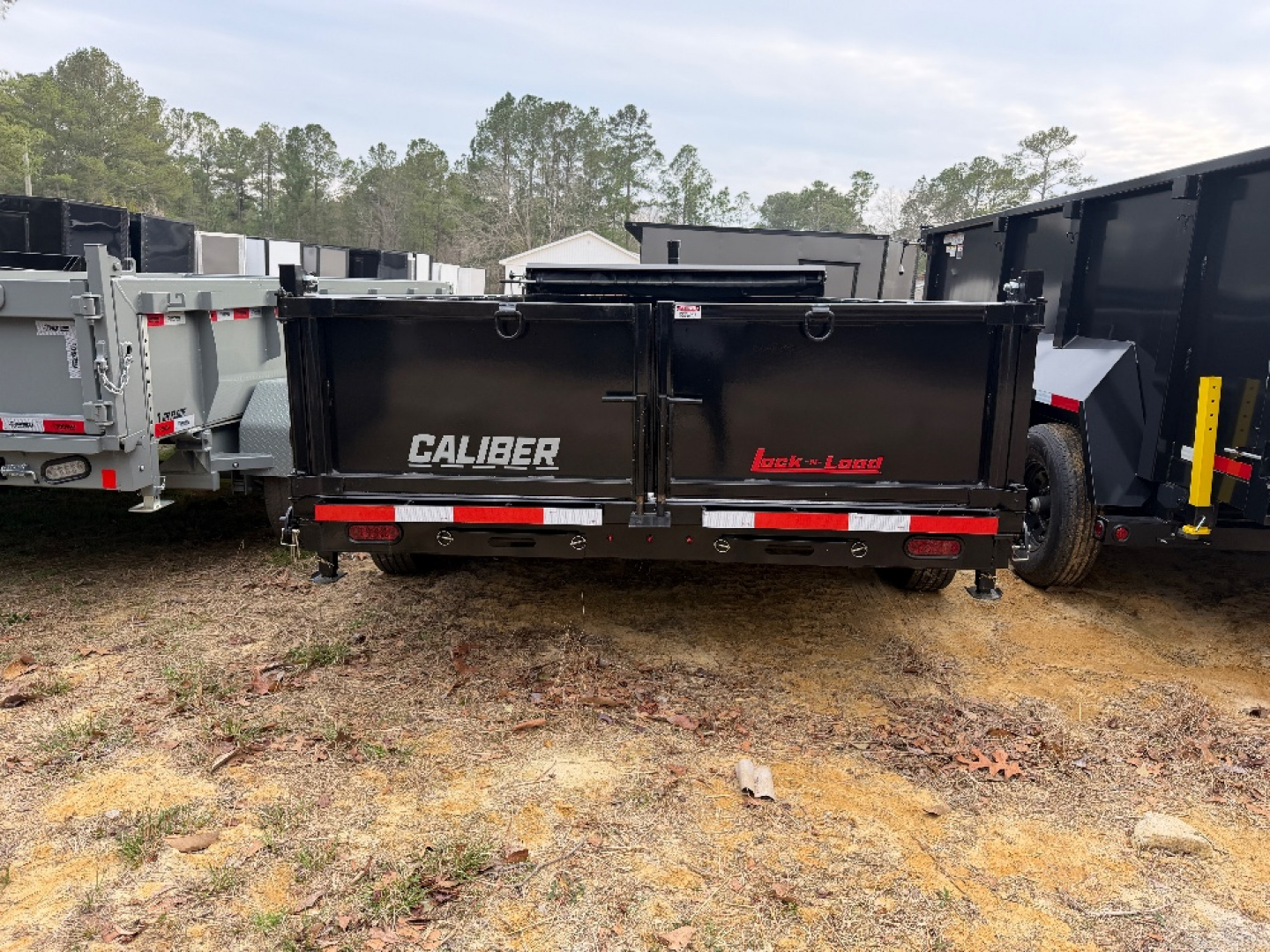 2025 Caliber photo 3