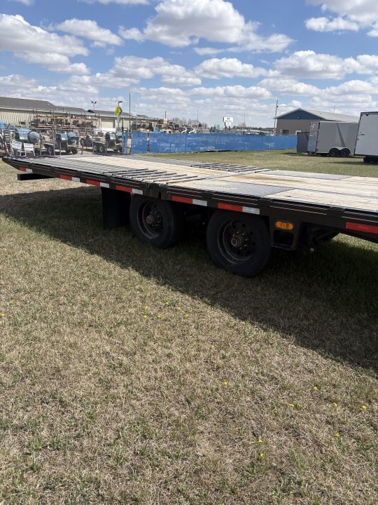 Used 2024 Diamond C Trailers 44’ hydraulic dovetail Flatbed Trailer