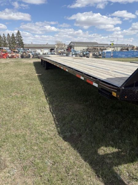 Used 2024 Diamond C Trailers 44’ hydraulic dovetail Flatbed Trailer