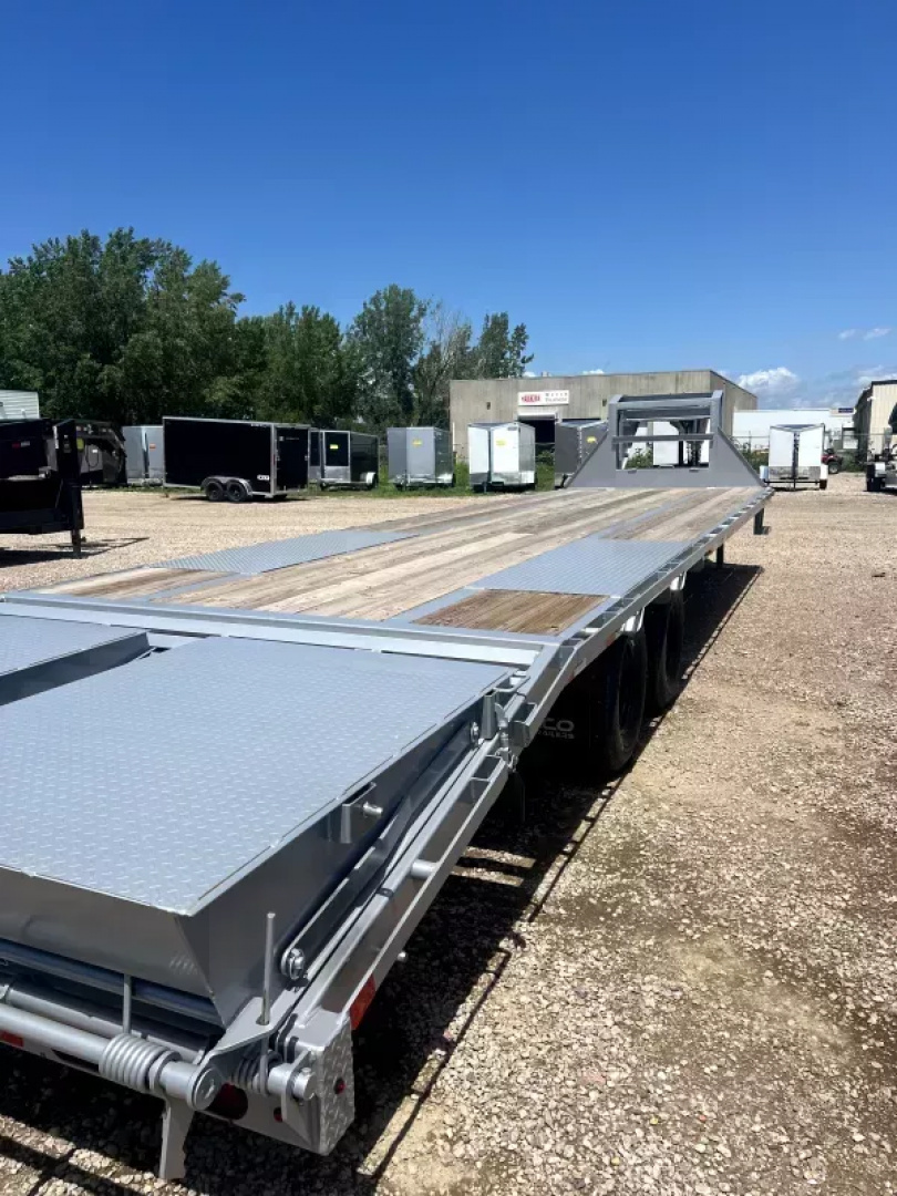 New 2026 Delco Trailers 32' Deckover w/Mega Ramps  Gooseneck  Flatbed Trailer