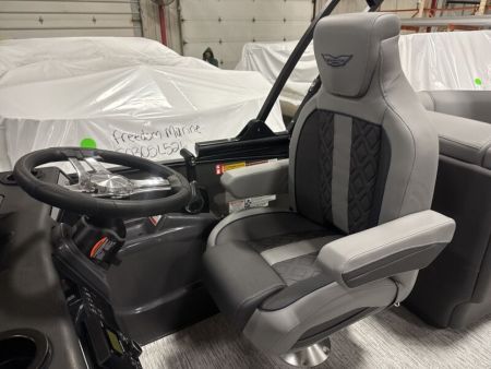 New 2026 Bennington 22' M Series Fastback Tri-toon Boat