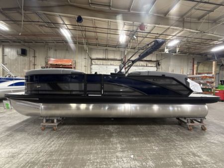 New 2026 Bennington 22' M Series Fastback Tri-toon Boat