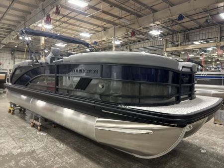 New 2026 Bennington 22' M Series Fastback Tri-toon Boat