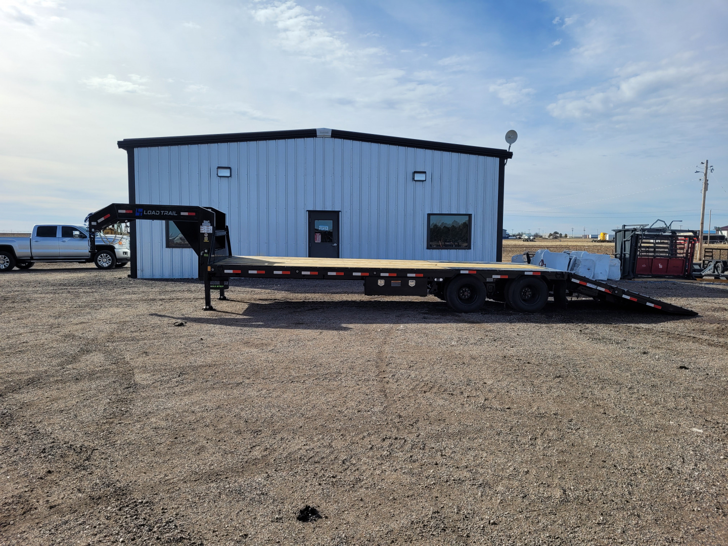 New 2026 Load Trail 102"x32' Gooseneck Hyd Dovetail Trailer
