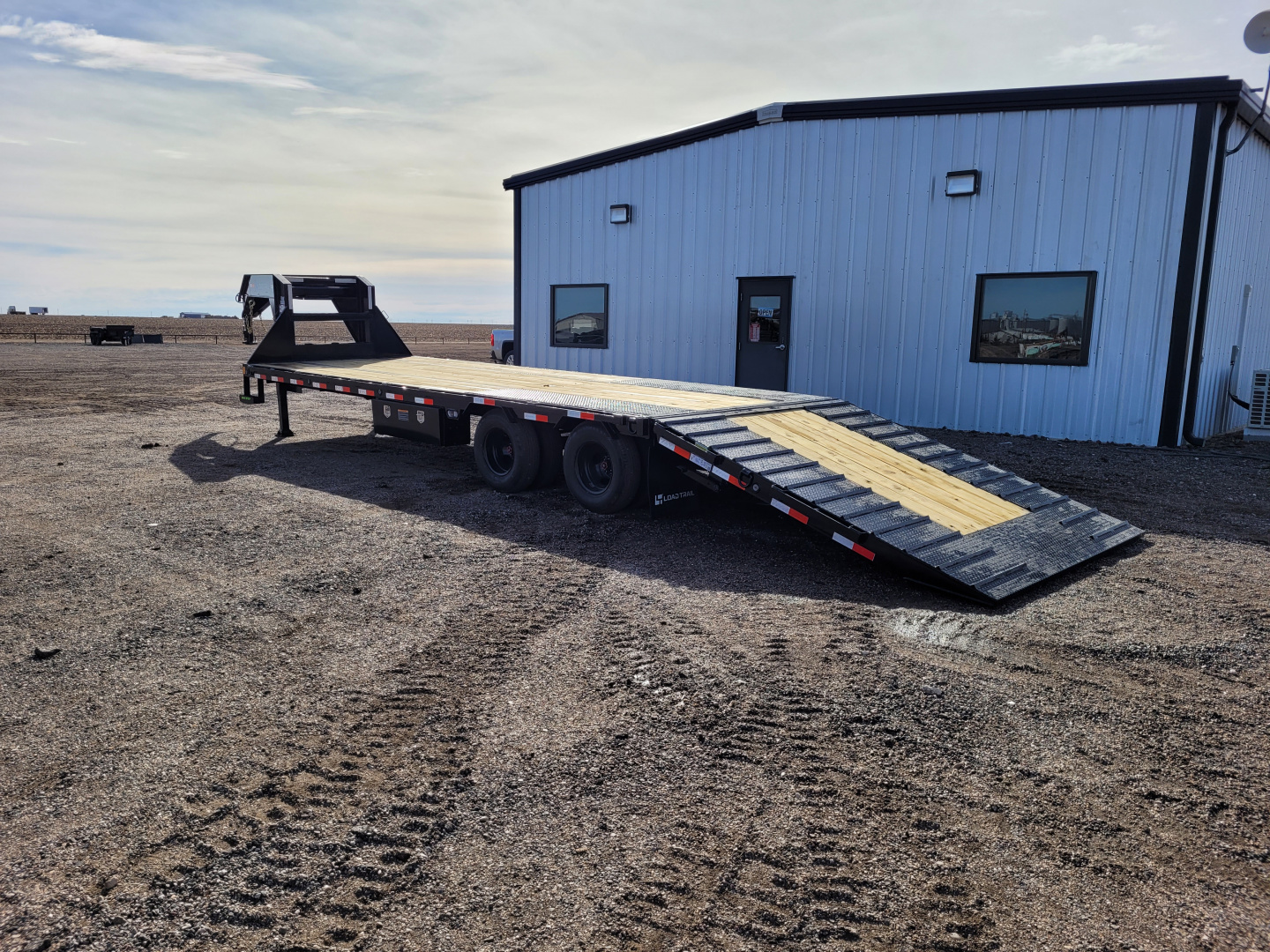 New 2026 Load Trail 102"x32' Gooseneck Hyd Dovetail Trailer