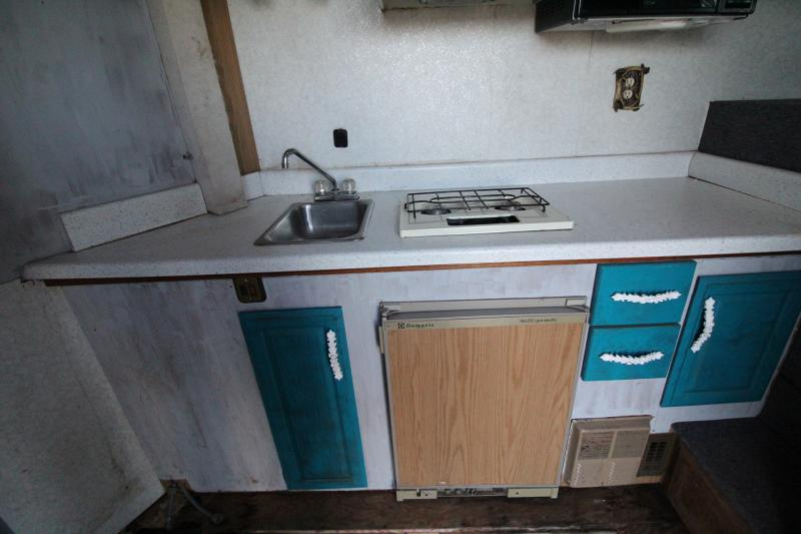 Used 1995 Sundowner GN Weekender 4 Horse Aluminum Trailer