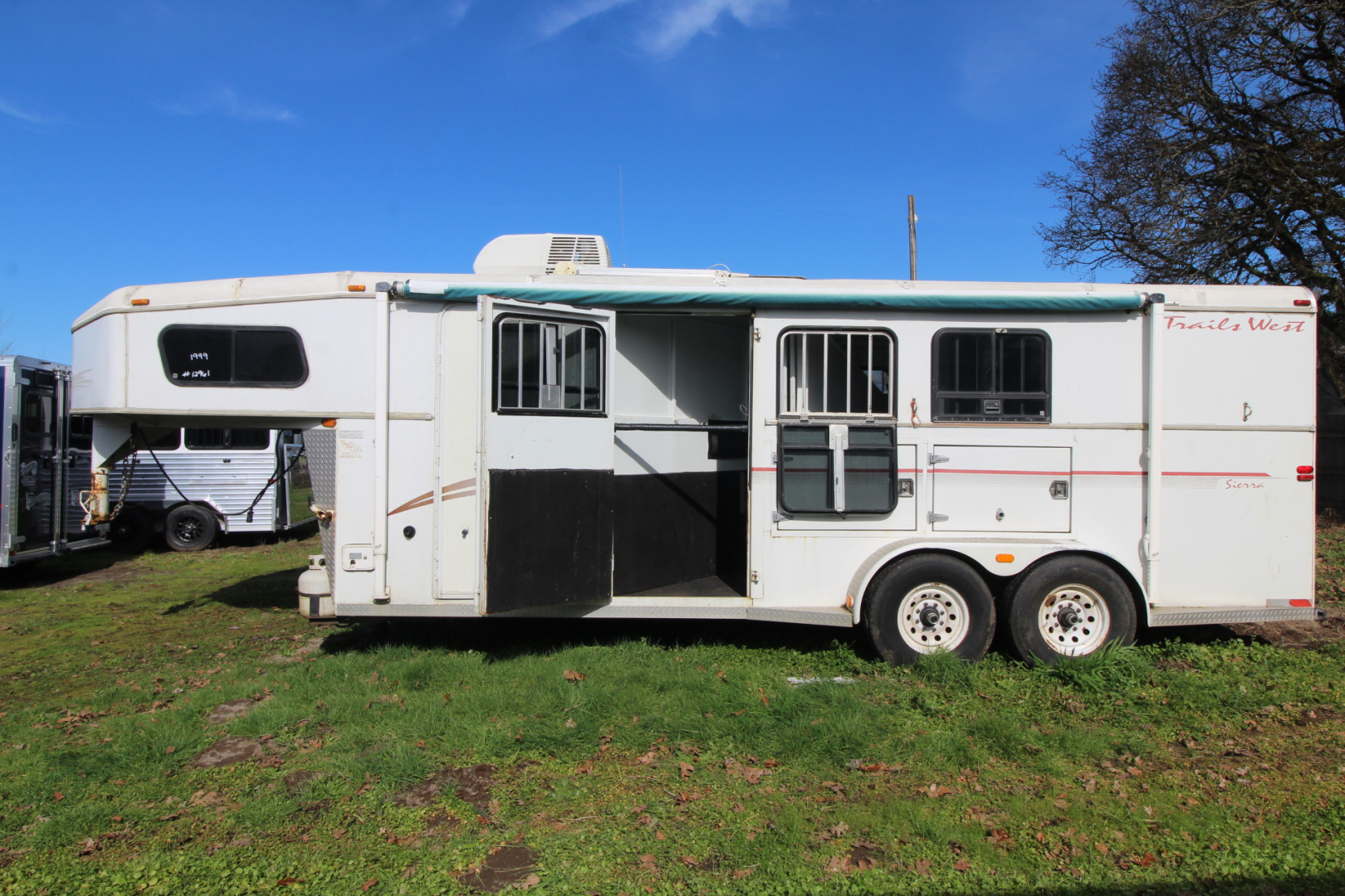 Used 1999 Trails West GN 3 Horse Trailer - Rear Tack - Large Dressing Room - Mangers - Escape Door