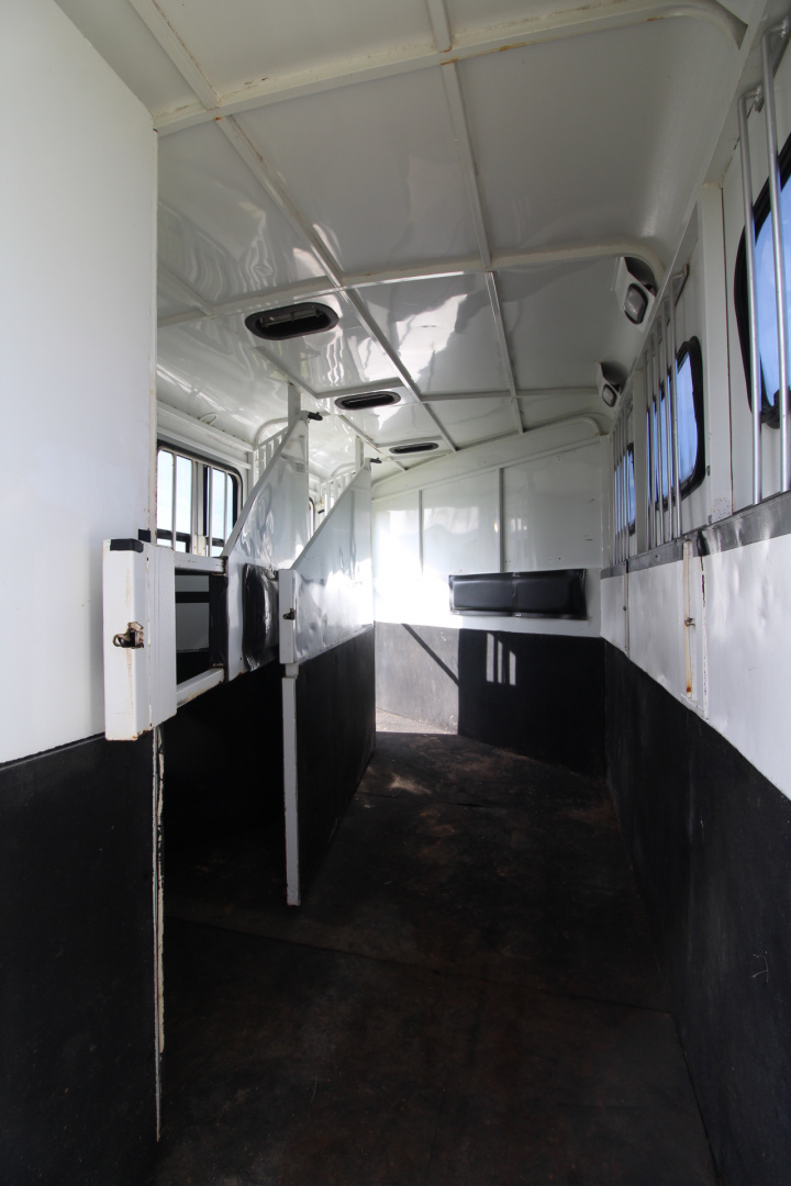 Used 1999 Trails West GN 3 Horse Trailer - Rear Tack - Large Dressing Room - Mangers - Escape Door